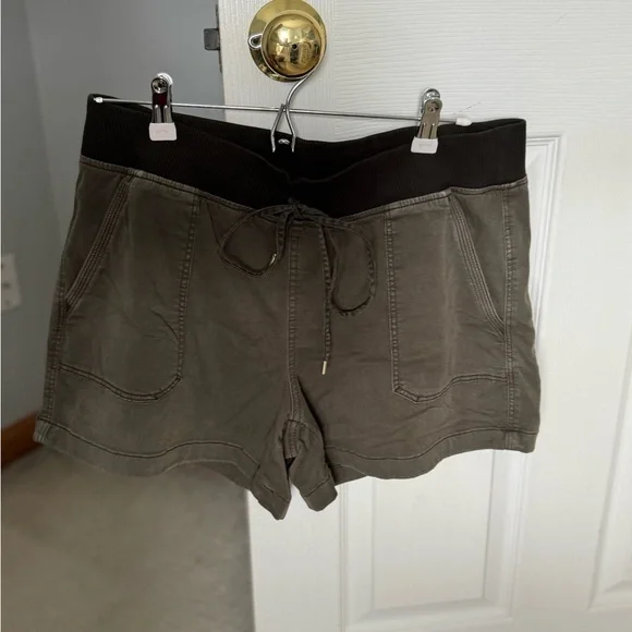 White House Black Market Green shorts size 12 - Picture 3 of 11